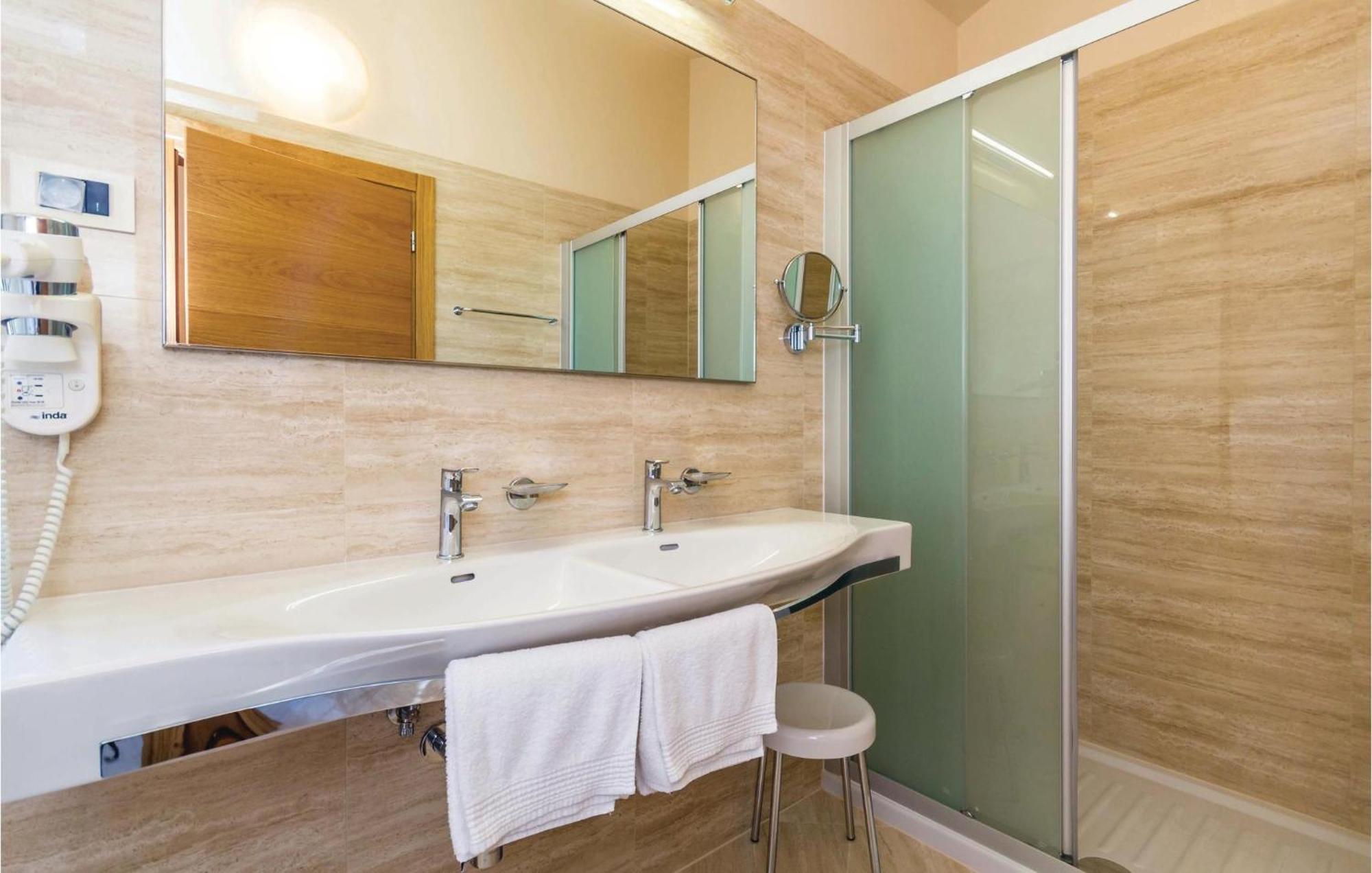 4 Bedroom Beautiful Home In Turcic Vantacici Esterno foto