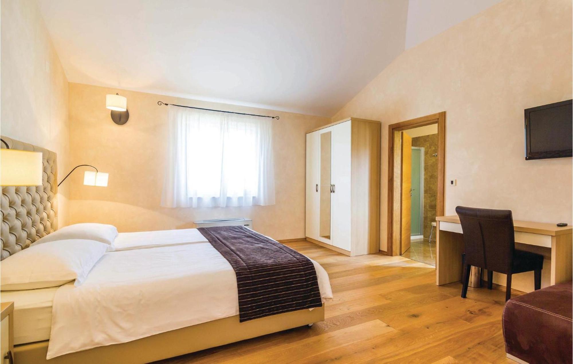 4 Bedroom Beautiful Home In Turcic Vantacici Esterno foto